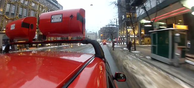 En röd taxi kör längs en stadsgata. (AI text)