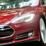 En Tesla Model S kör nedför en landsväg. (AI text)