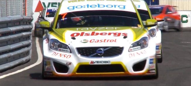 En racebil kör nerför en racebana. (AI text)