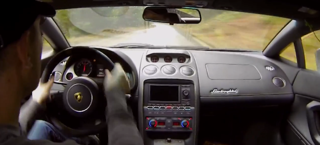 En man kör en sportbil. (AI text)