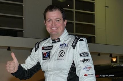 Bilsportföraren ger en vink med tummen upp. (AI text)