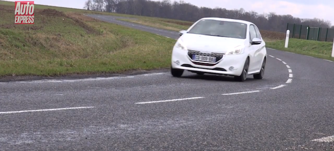 En vit bil körer nerför en landsväg. (AI text)