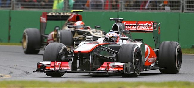 En racebil kör nerför banan. (AI text)