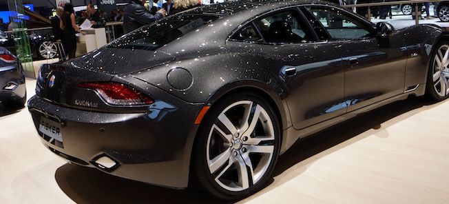 En svart sportbil utställd på bilsalongen (AI text)