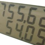 En bensinpump med en skylt som säger 'bensin' (AI text)