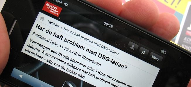 En person håller en smartphone. (AI text)