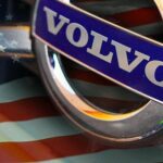 En Volvo XC90 med det amerikanska flagget på grille. (AI text)