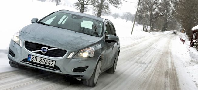 En bil kör nerför en snöig väg. (AI text)