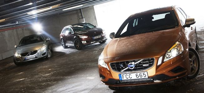 En grupp bilar parkerade i en garage. (AI text)