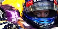 Formel 1-förare i en hjälm för Red Bull (AI text)