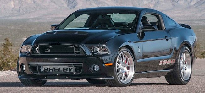 En svart Ford Mustang GT parkerad vid vägkanten. (AI text)