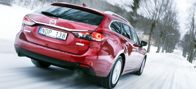 En röd Mazda Nissan (AI text)