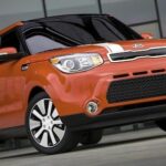 En ny Kia Soul parkerad framför en byggnad. (AI text)