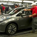 En Nissan Leaf sätts ihop på Nissan-fabriken i Schweiz. (AI text)