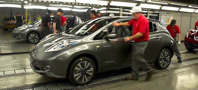 En Nissan Leaf sätts ihop på Nissan-fabriken i Schweiz. (AI text)