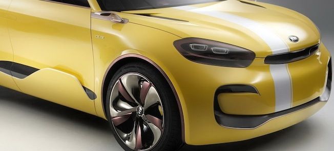 En gul bil med ett vitt band. (AI text)