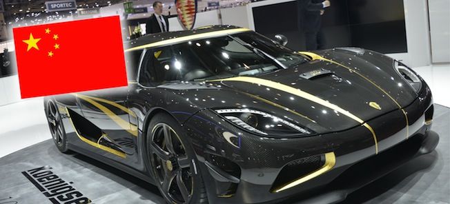 En Koenigsegg K1 supersportbil visas upp på den kinesiska bilsalongen. (AI text)