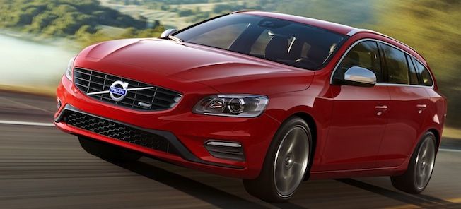 En röd Volvo V40 kör nerför en väg. (AI text)