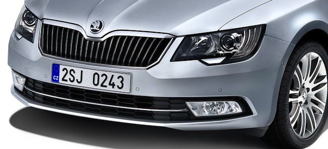 En silverfärgad Škoda. (AI text)