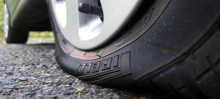 En biljämför på en väg (AI text)