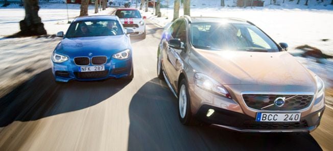 en grupp bilar kör nerför en snöig väg (AI text)