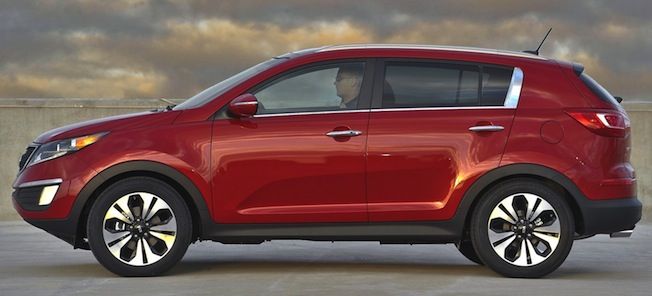 En röd Kia Sportage parkerad i en parkeringsplats. (AI text)