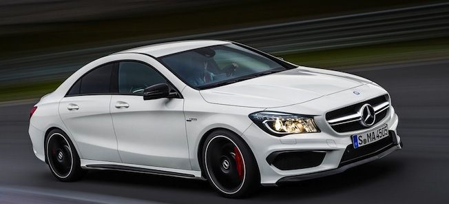 Mercedes-Benz CLA kör på en bana. (AI text)