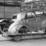 En bil repareras i en fabrik. (AI text)