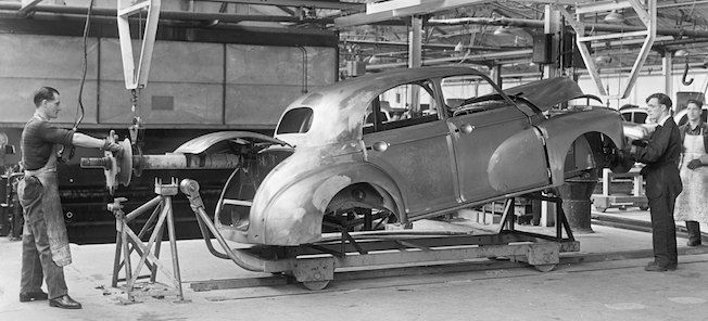 En bil repareras i en fabrik. (AI text)