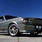 En klassisk bil parkerad i en parkeringsplats (AI text)