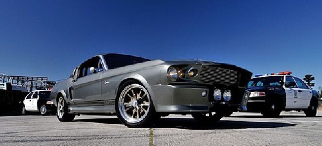 En klassisk bil parkerad i en parkeringsplats (AI text)