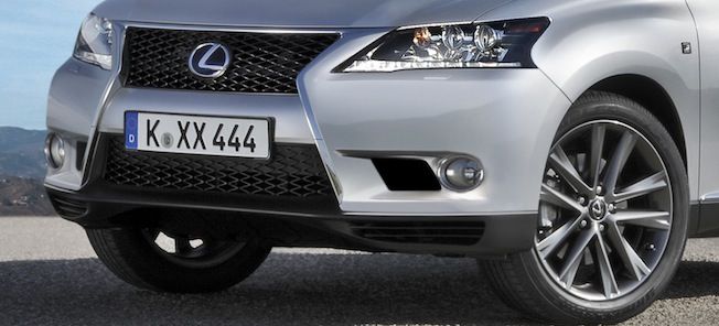 Den nya Lexus RX 350h parkerad vid vägkanten. (AI text)