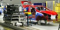 En bil sätts ihop i en fabrik. (AI text)