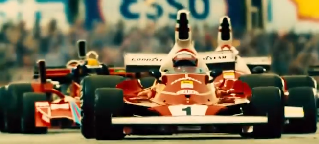 en grupp racerbilar på en racerbana (AI text)