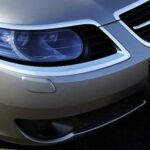 En silverfärgad bil parkerad vid gatan. (AI text)