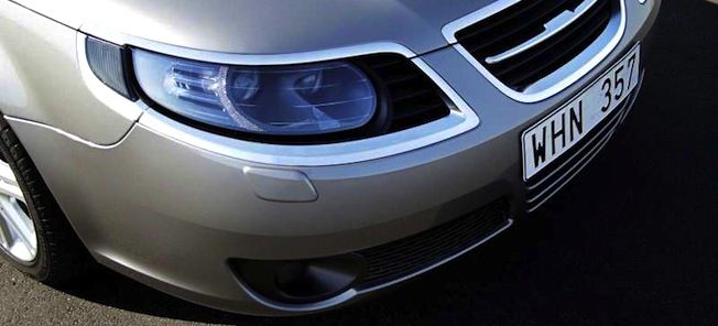 En silverfärgad bil parkerad vid gatan. (AI text)