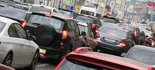 En trafikstockning på en stadsgata (AI text)