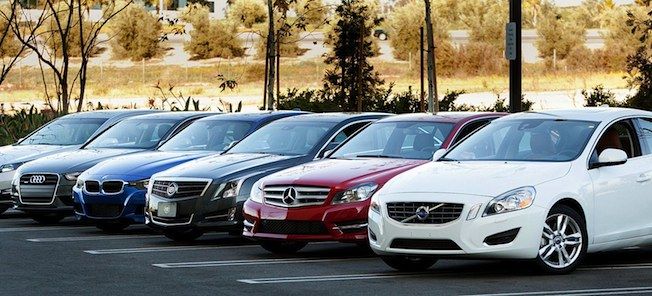 En rad bilar i en parkeringsplats (AI text)