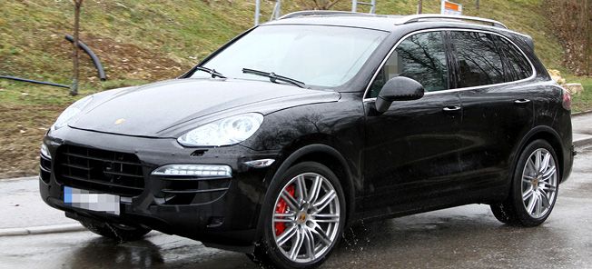 En svart Porsche Cayenne parkerad på en gata. (AI text)