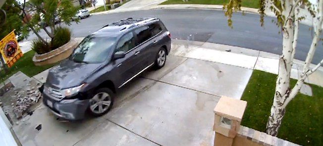 En Toyota Highlander parkerad framför ett hus. (AI text)