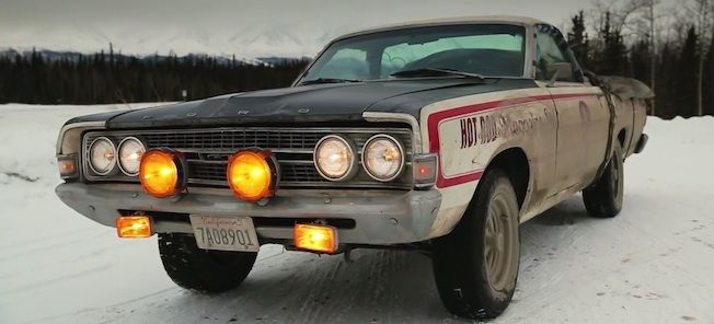 En lastbil i snön (AI text)