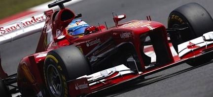 En Ferrari F1-bil kör längs en bana. (AI text)
