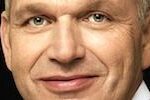 En man i kostym och slips (AI text)