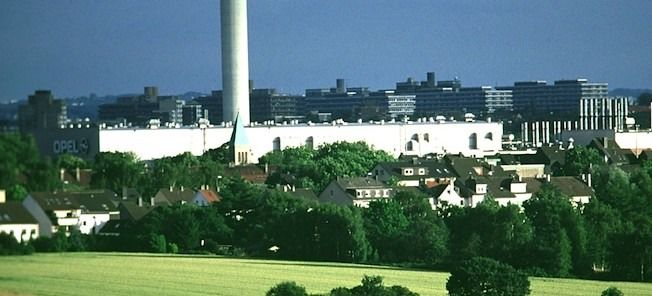 En stad med ett stort vindkraftverk (AI text)