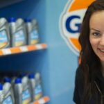 En kvinna leder i en bilaffär. (AI text)