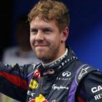 Red Bull-föraren vinkar åt publiken (AI text)