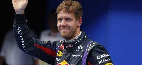 Red Bull-föraren vinkar åt publiken (AI text)