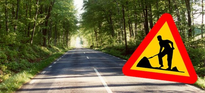 En vägskylt med en person på den (AI text)