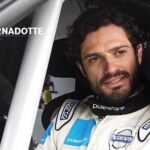 En man i en bil. (AI text)