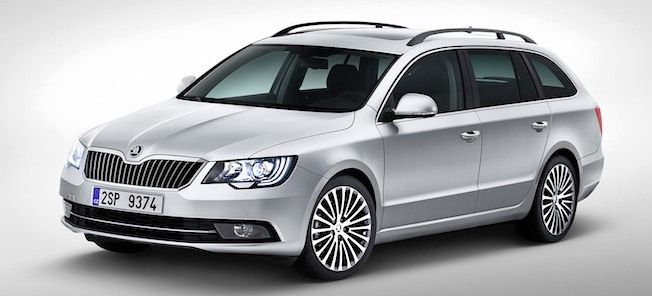 En silverfärgad Skoda A6 vagn i en grå studio. (AI text)